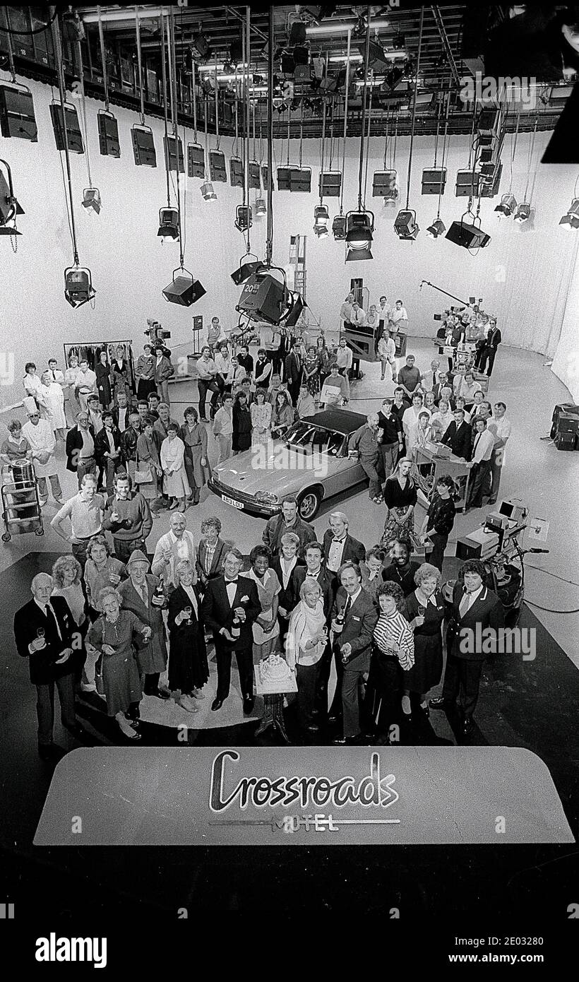 The ATV Network Studio 1 in Bridge Street Birmingham with actors and crew of the tv soap Crossroads on the occasion of the 21st Anniversary of the production. Front is Tony Adams and Jane Rossington. Noele Gordon is absent as she had died a year and three months earlier. Stock Photo