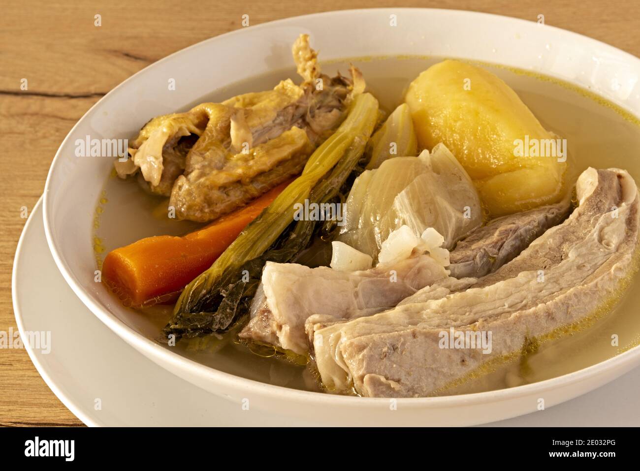 piatto con carne di manzo e pollo in brodo con verdure da sopra particolare  Stock Photo - Alamy