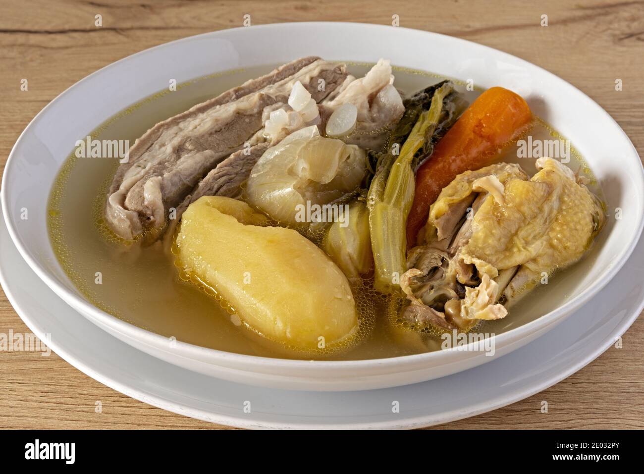 piatto con carne di manzo e pollo in brodo con verdure da sopra Stock Photo  - Alamy