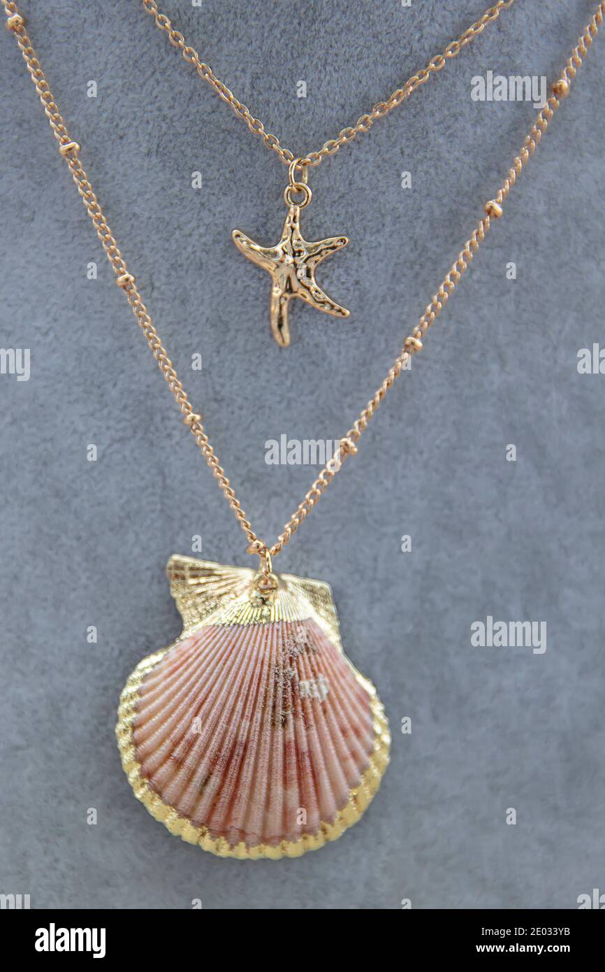 Industrial photography of necklaces. Precious jewelry Stock Photo Alamy