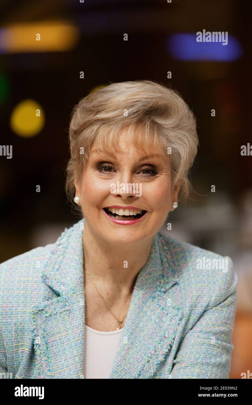 Angela Ripon TV presenter smiling to camera. 2006 Stock Photo