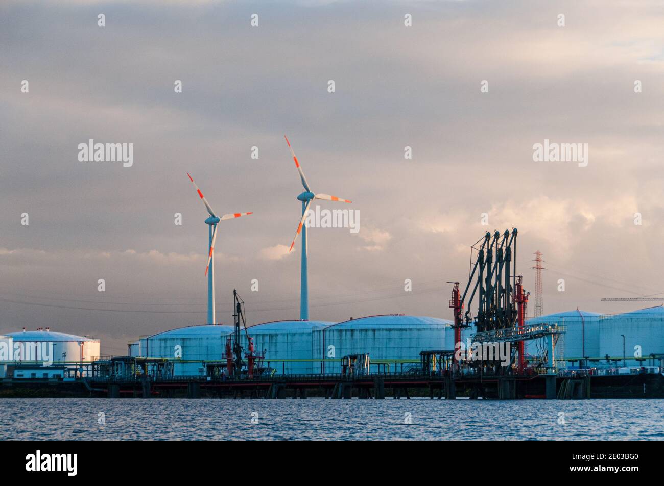 Zwei Windkraftanlagen im Mineralölhafen in Hamburg Stock Photo