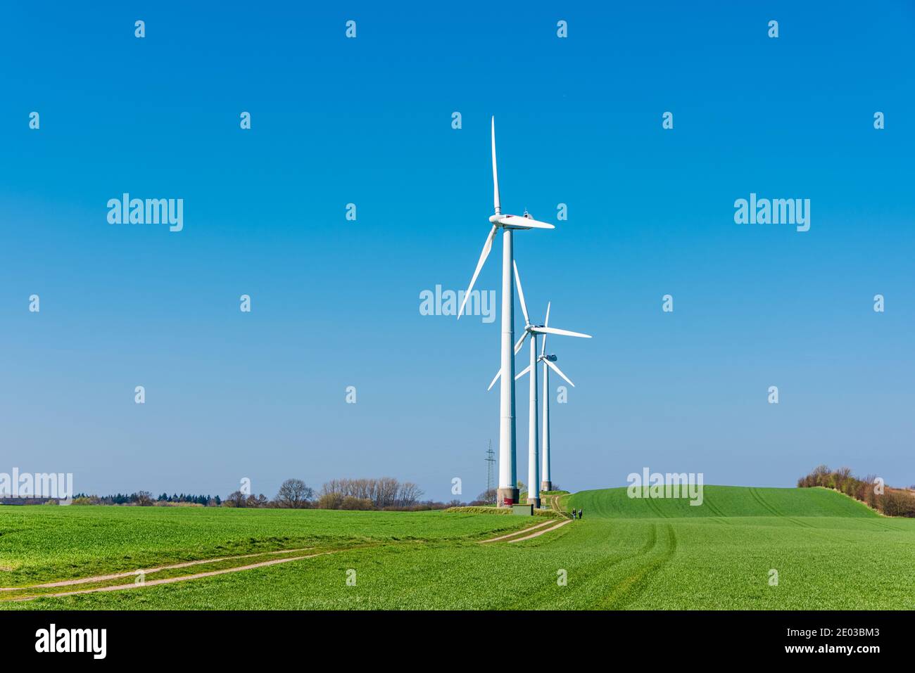 Landschaftsaufnahme mit Windrädern in Norddeutschland Stock Photo