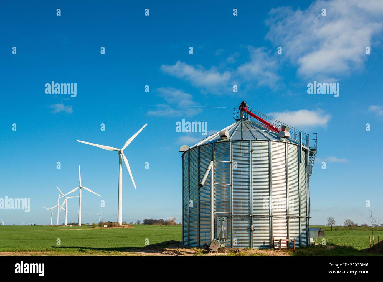 Biogasanlage und Windräder auf einem Feld in Schleswig-Holstein Stock Photo