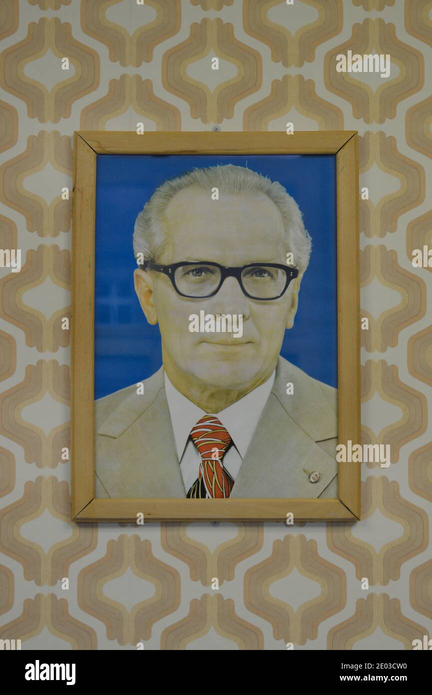 Honecker-Portrait, Leiterzimmer, Daueraustellung, Stasi-Gedenkstaette,  Genslerstrasse, Hohenschoenhausen, Lichtenberg, Berlin, Deutschland Stock  Photo - Alamy