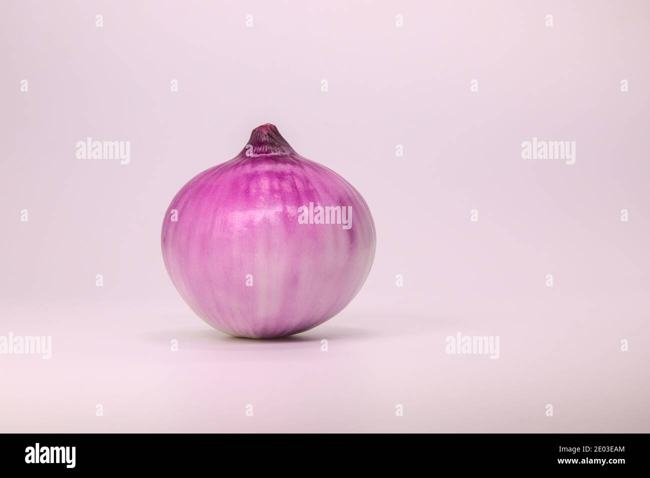 Purple peeled onions isolated hi-res stock photography and images - Alamy