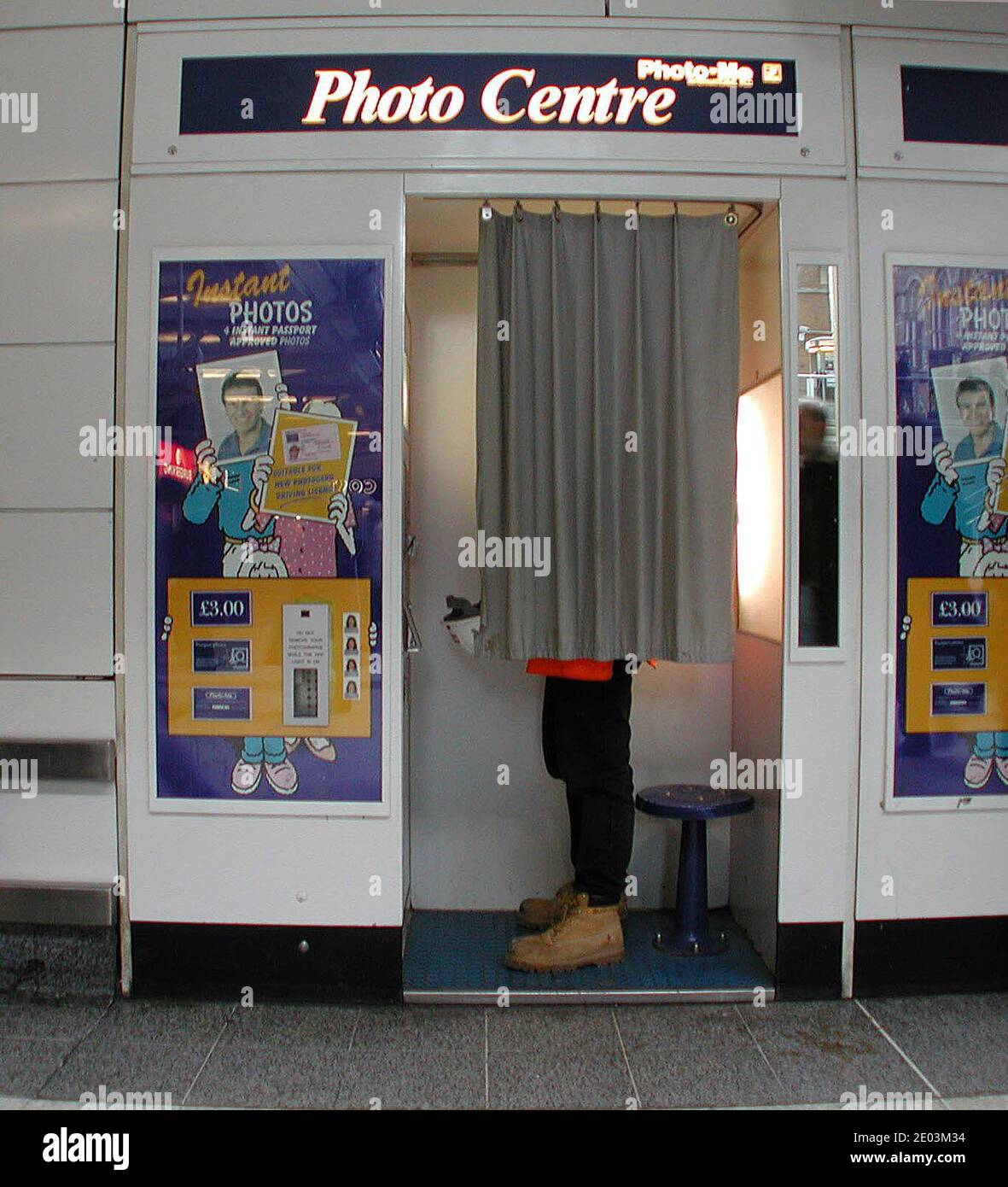construction worker leaving Photo booth Photome photocentre passport