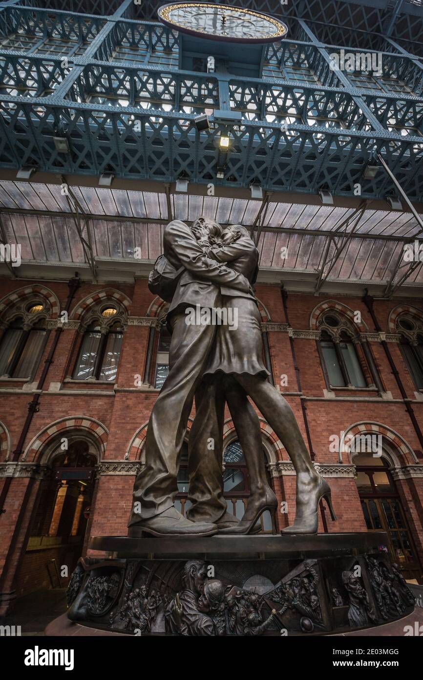 Embracing couple statue st pancras hires stock photography and images