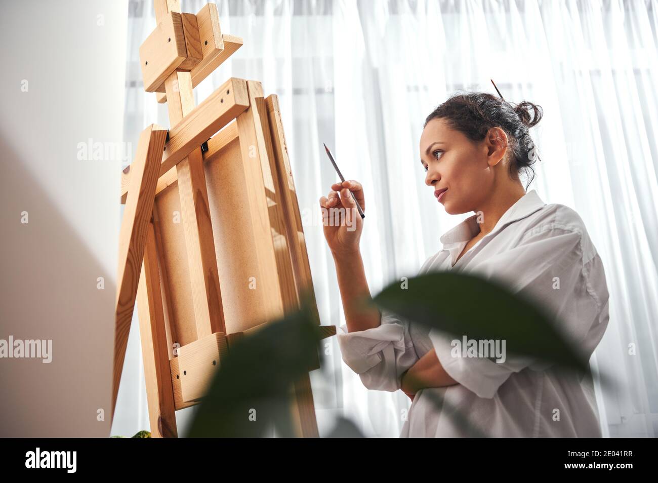 Portrait painter in front easel hi-res stock photography and images - Alamy