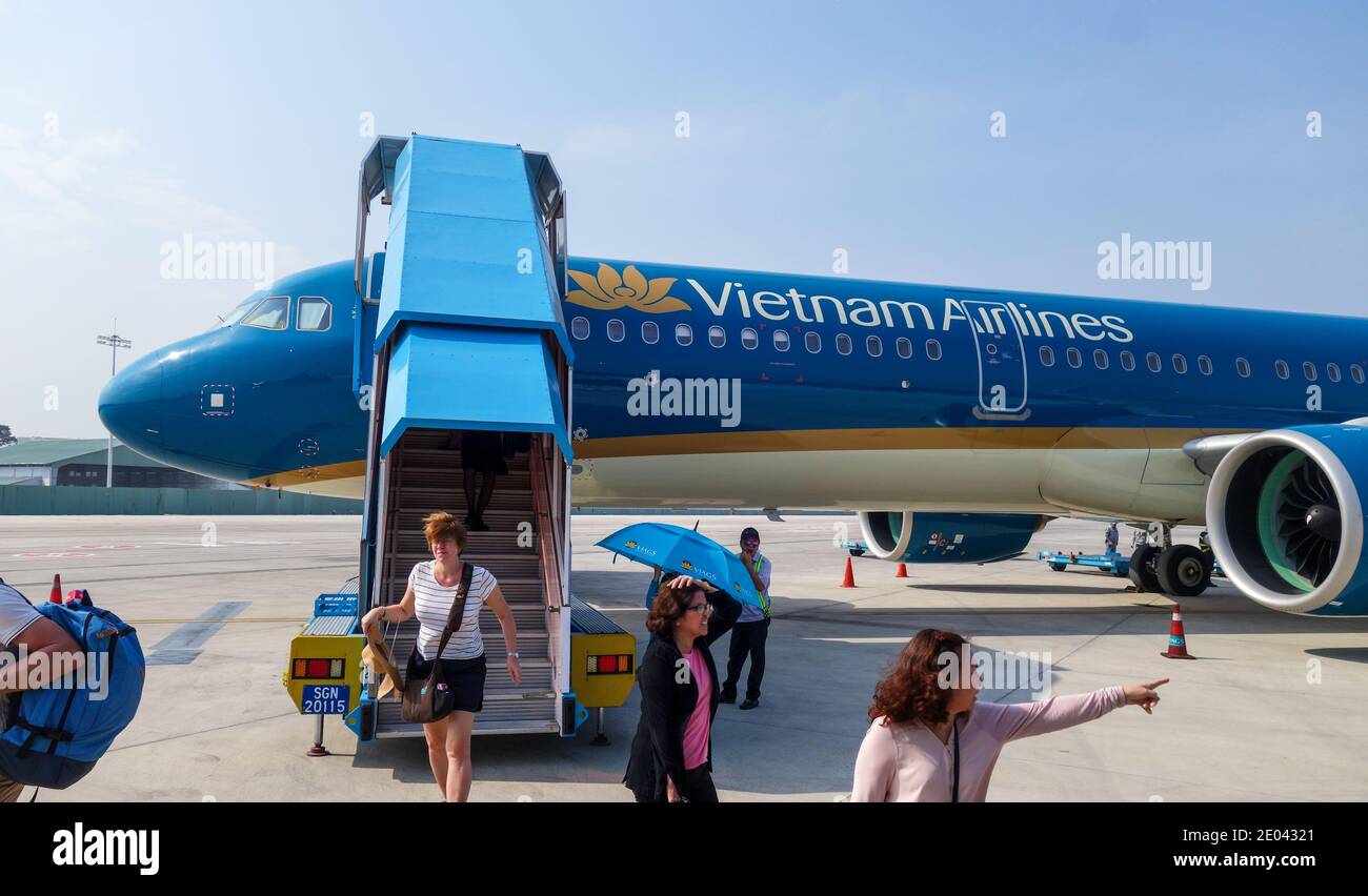 Passengers leaving a Vietnam Airlines aeroplane or aircraft, Vietnam, Asia Stock Photo