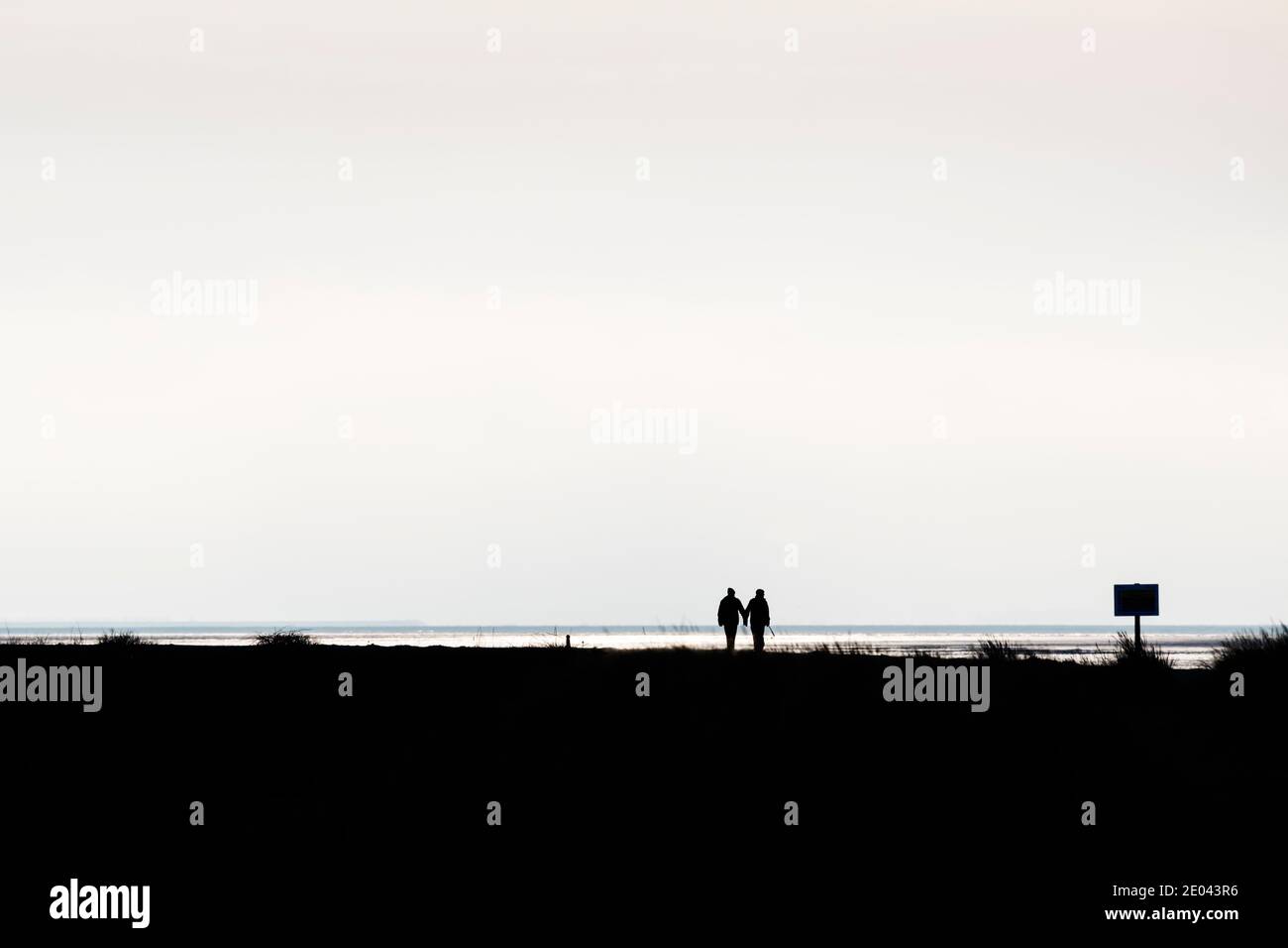 Holding hands silhouette hi-res stock photography and images - Alamy