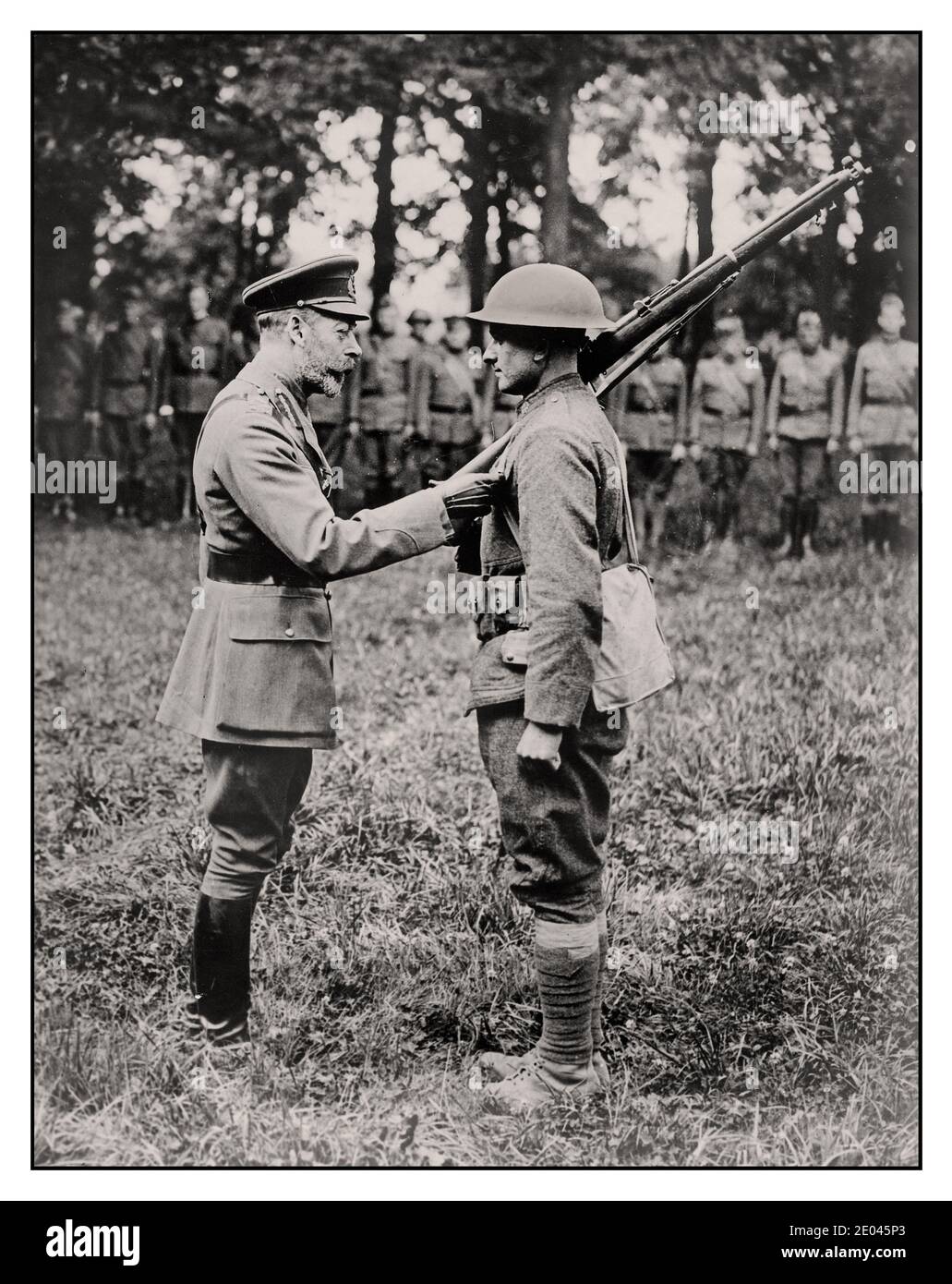 Archive WW1 King George V. with medal decorates American Soldier Photograph shows King George V of Great Britain (1865-1936) giving a medal to an American soldier in France during World War I.  Bain News Service, 1918 Oct. 5  World War, 1914-1918 Glass negatives. Photograph published in the Evening Star (Washington, D.C.), September 29, 1918. Stock Photo