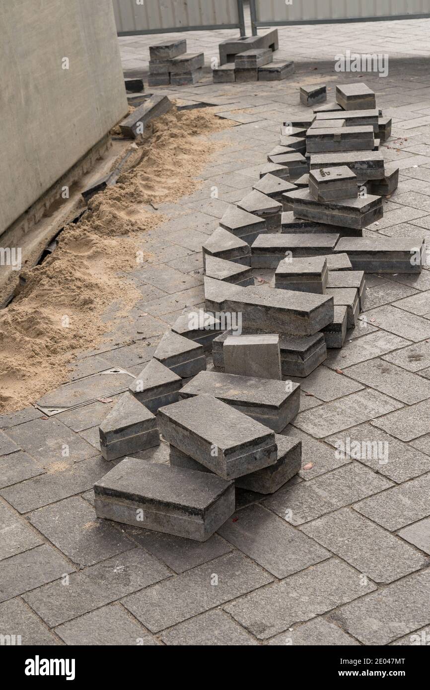 Preparation for laying paving slabs on the gravel substrate. Sorted