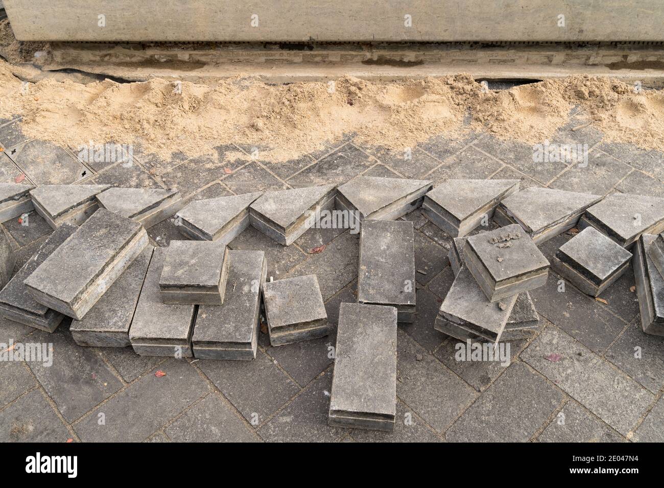 Preparation for laying paving slabs on the gravel substrate. Sorted
