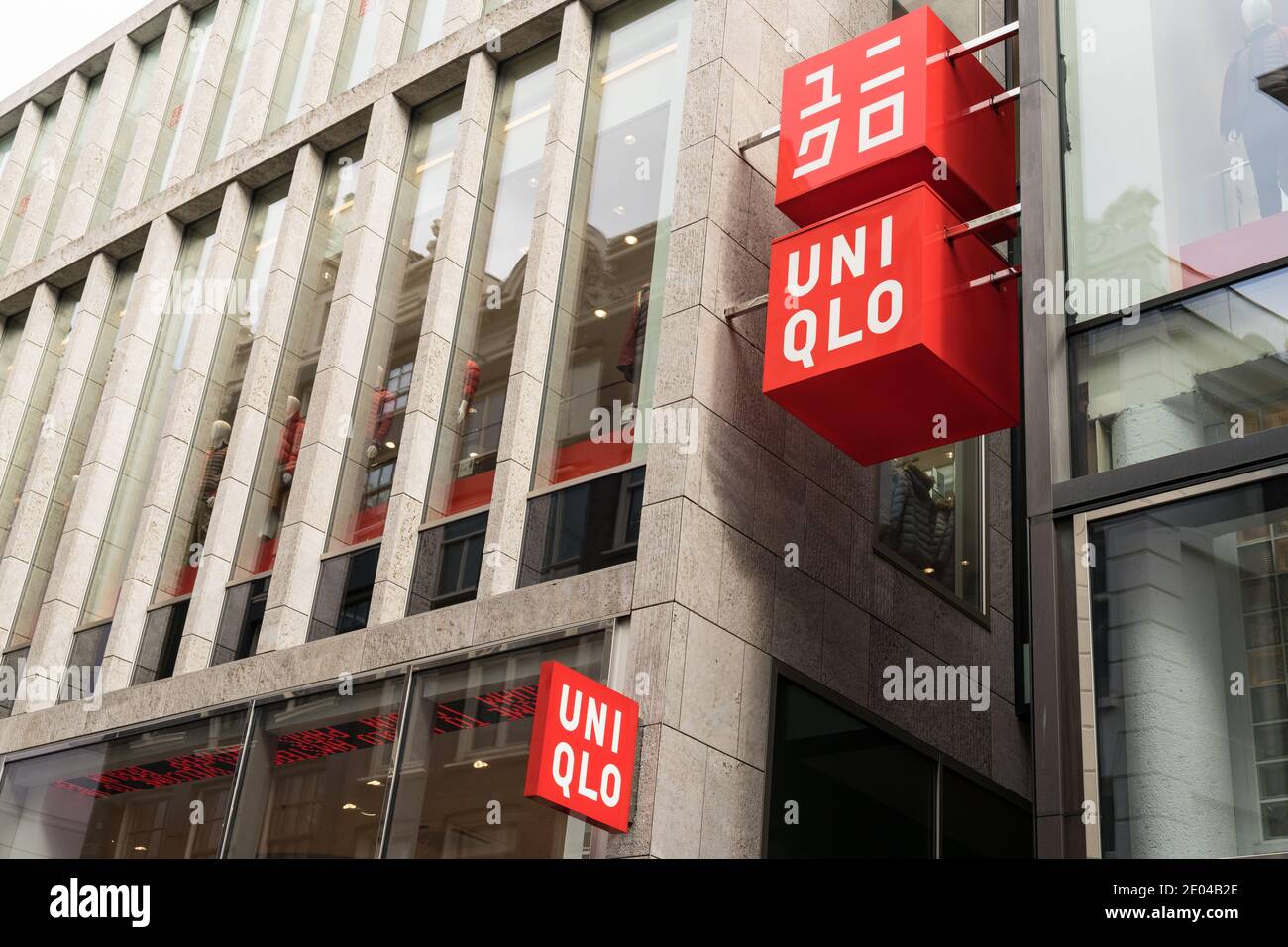Amsterdam, Netherlands - October 18, 2018: Shopping window of UniQlo a  japanese clothing store newly opened in the center of Amsterdam Stock Photo  - Alamy