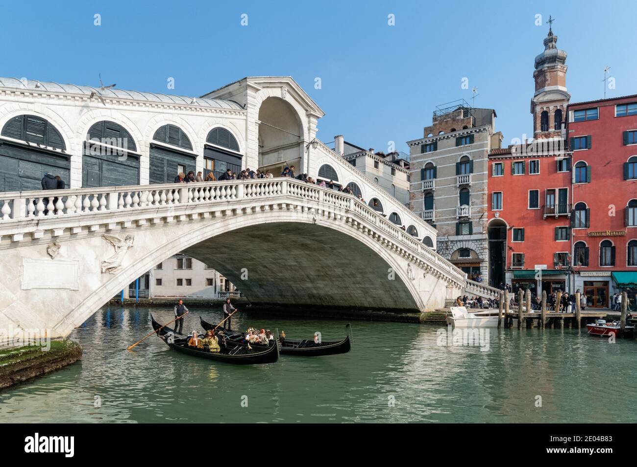 the-rialto-bridge-on-the-grand-canal-in-venice-italy-stock-photo-alamy