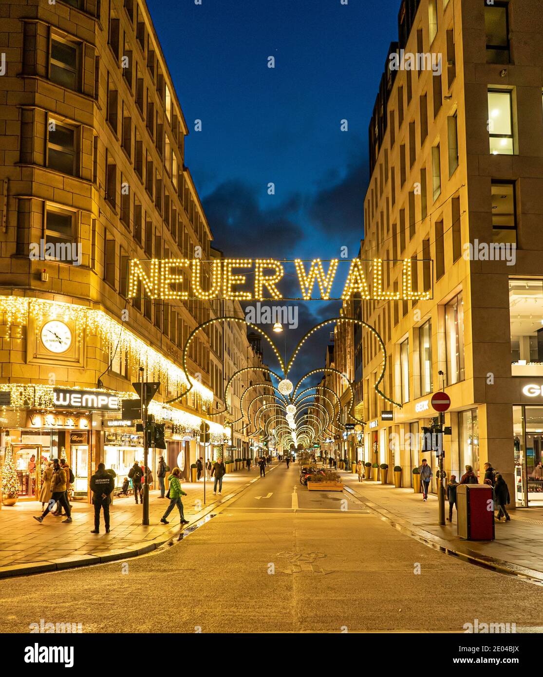 Famous street Neuer Wall in the city center of Hamburg by night - HAMBURG,  GERMANY - DECEMBER 25, 2020 Stock Photo - Alamy
