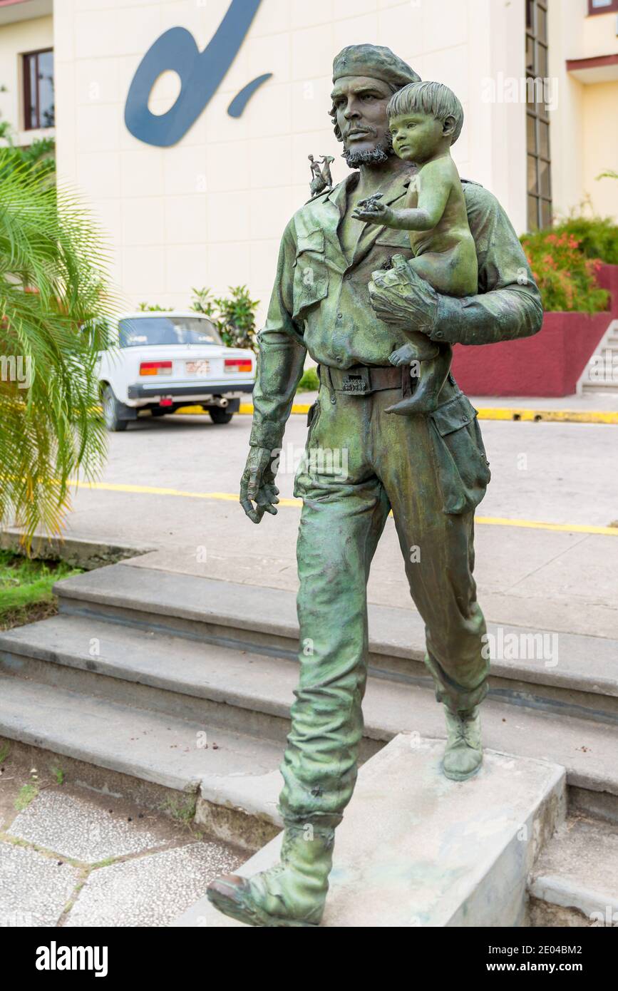 Sculpture Che With Child by Casto Solano, Santa Clara, Villa Clara, Cuba  Stock Photo - Alamy