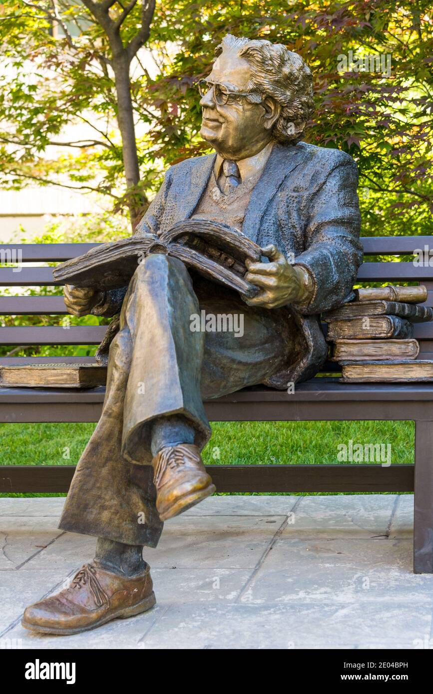 Statue of literary critic Northrop Frye on a park bench at Victoria College, University of Toronto. Herman Northrop Frye was a Canadian literary criti Stock Photo