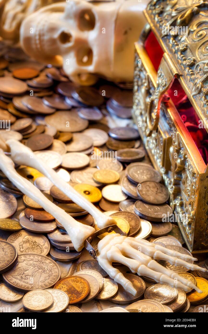 Gold treasure chest golden hi-res stock photography and images - Alamy