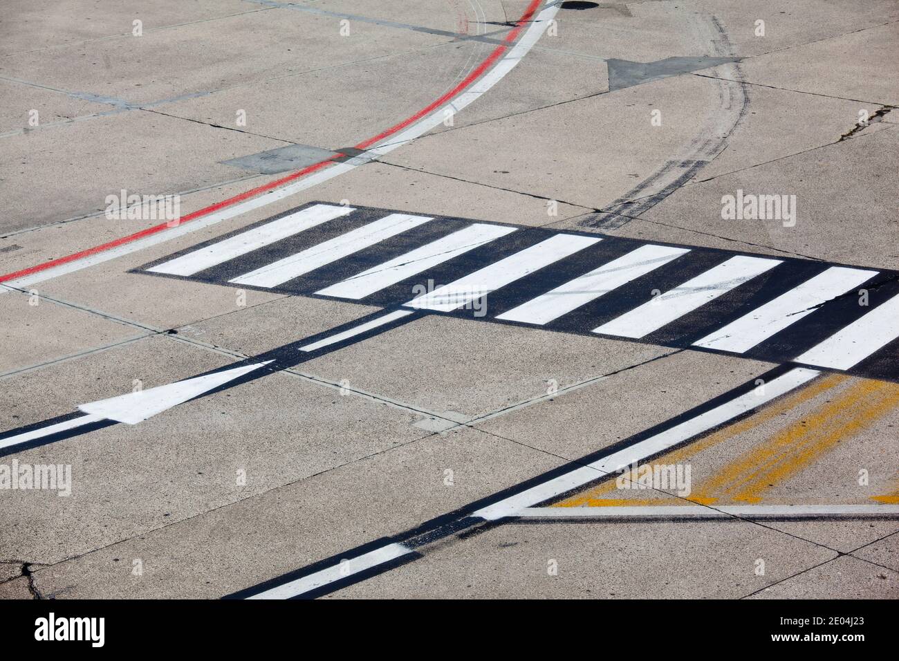 Concrete airfield apron hires stock photography and images Alamy