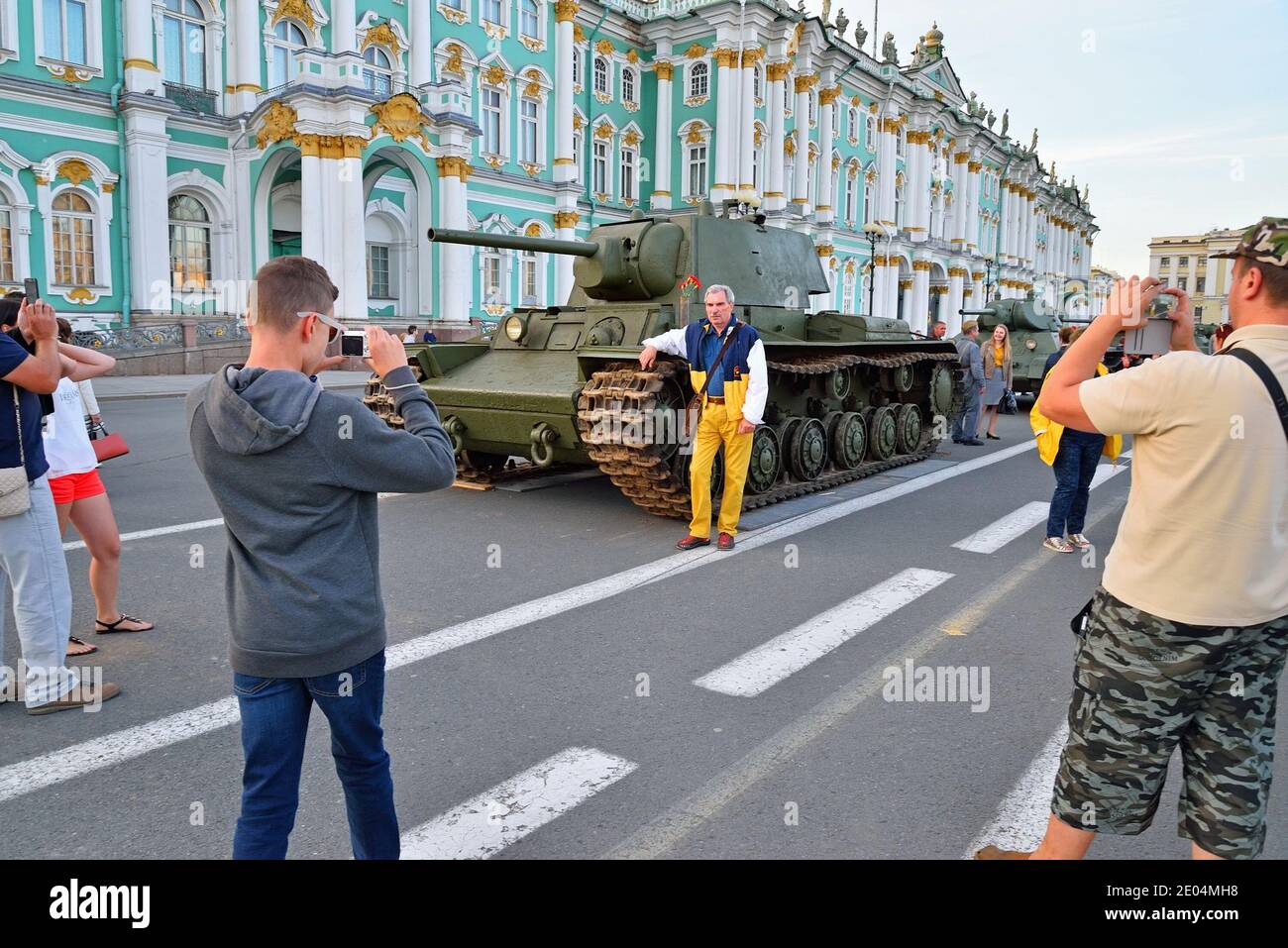 ST.PETERSBURG, RUSSIA - AUGUST 08, 2017: People photographed against the backdrop of Soviet heavy tank KV-1 on the background of the Winter Palace Stock Photo