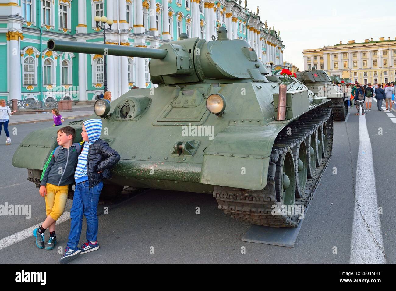 ST.PETERSBURG, RUSSIA - AUGUST 08, 2017: The children photographed on the background of Soviet heavy tank KV-1 on the background of the Winter Palace Stock Photo