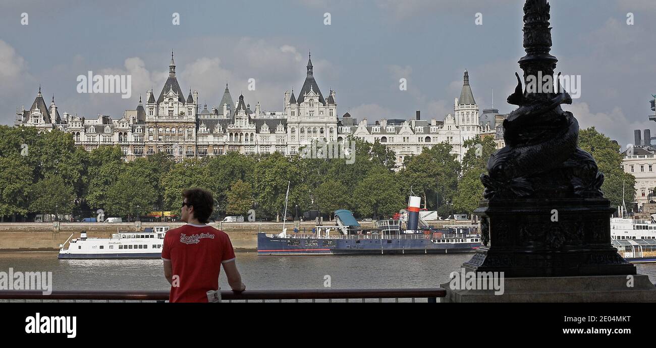 GREAT BRITAIN / London / Tourist enjoing the view from the Southbank across the Thames and it's beautiful old architecture along the Victoria Embank. Stock Photo