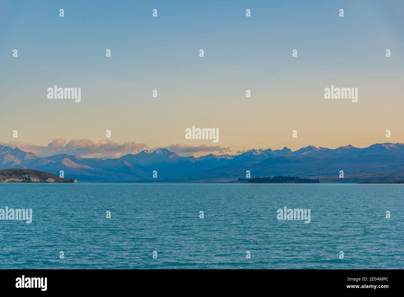 Sunrise view of lake Tekapo in New Zealand Stock Photo - Alamy