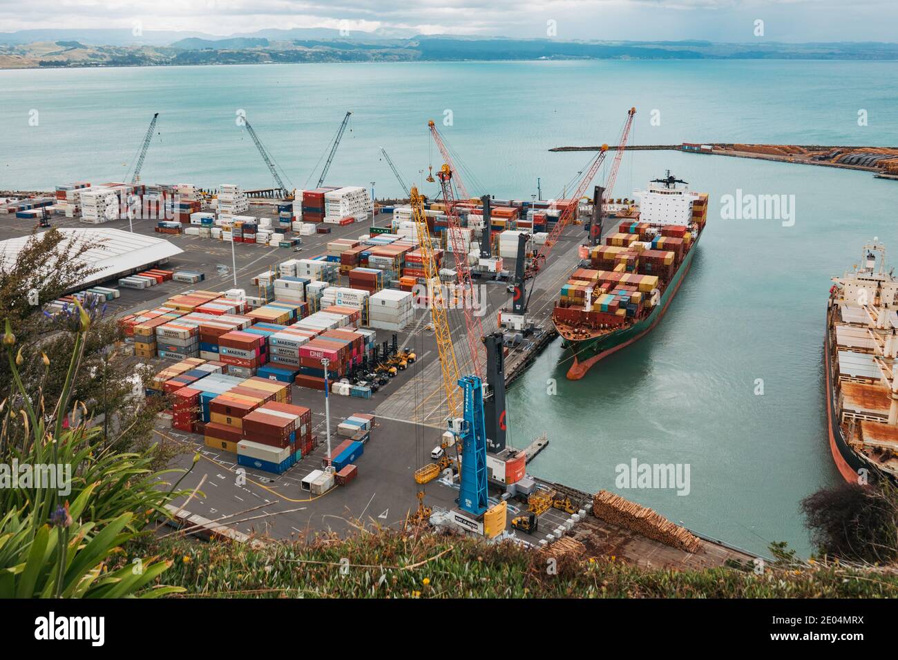 Unloading shipping containers hi-res stock photography and images - Alamy
