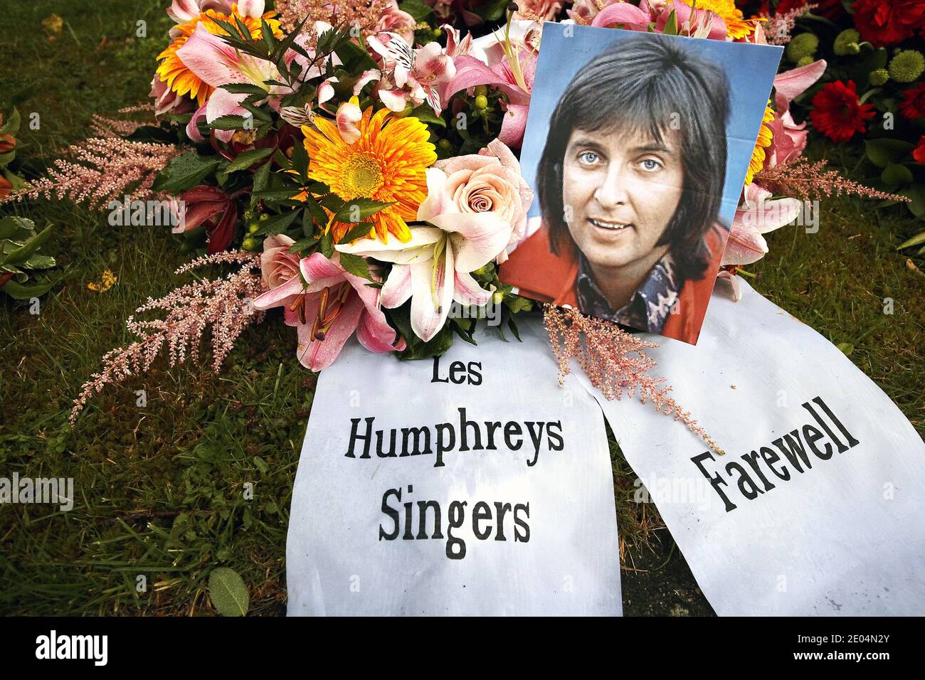 Decoration flowers and  graveyard of Les Humperies † 26.12.2007 Songwriter /Musician his funural in Alton /Great Britian 18. Oktober 2008. Stock Photo
