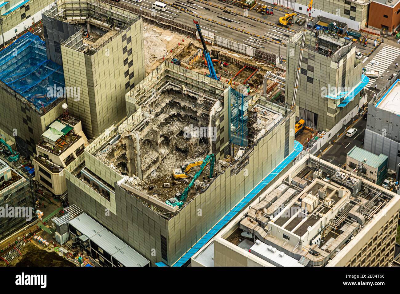 Highrise demolition in Tokyo, Demolishingwork on Skyscraper in Chuo