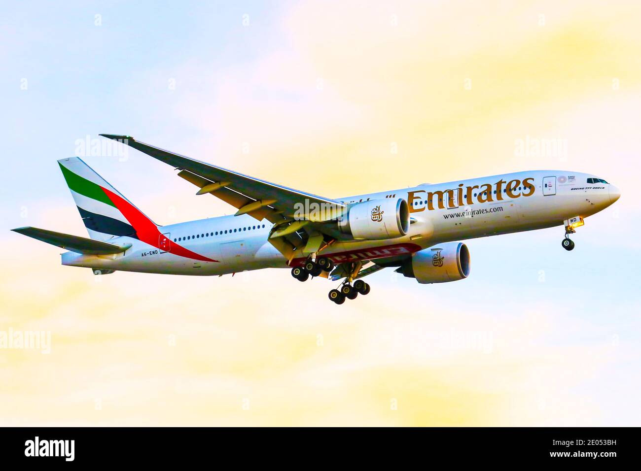 Emirates flight preparing to land in Adelaide Australia Stock Photo Alamy