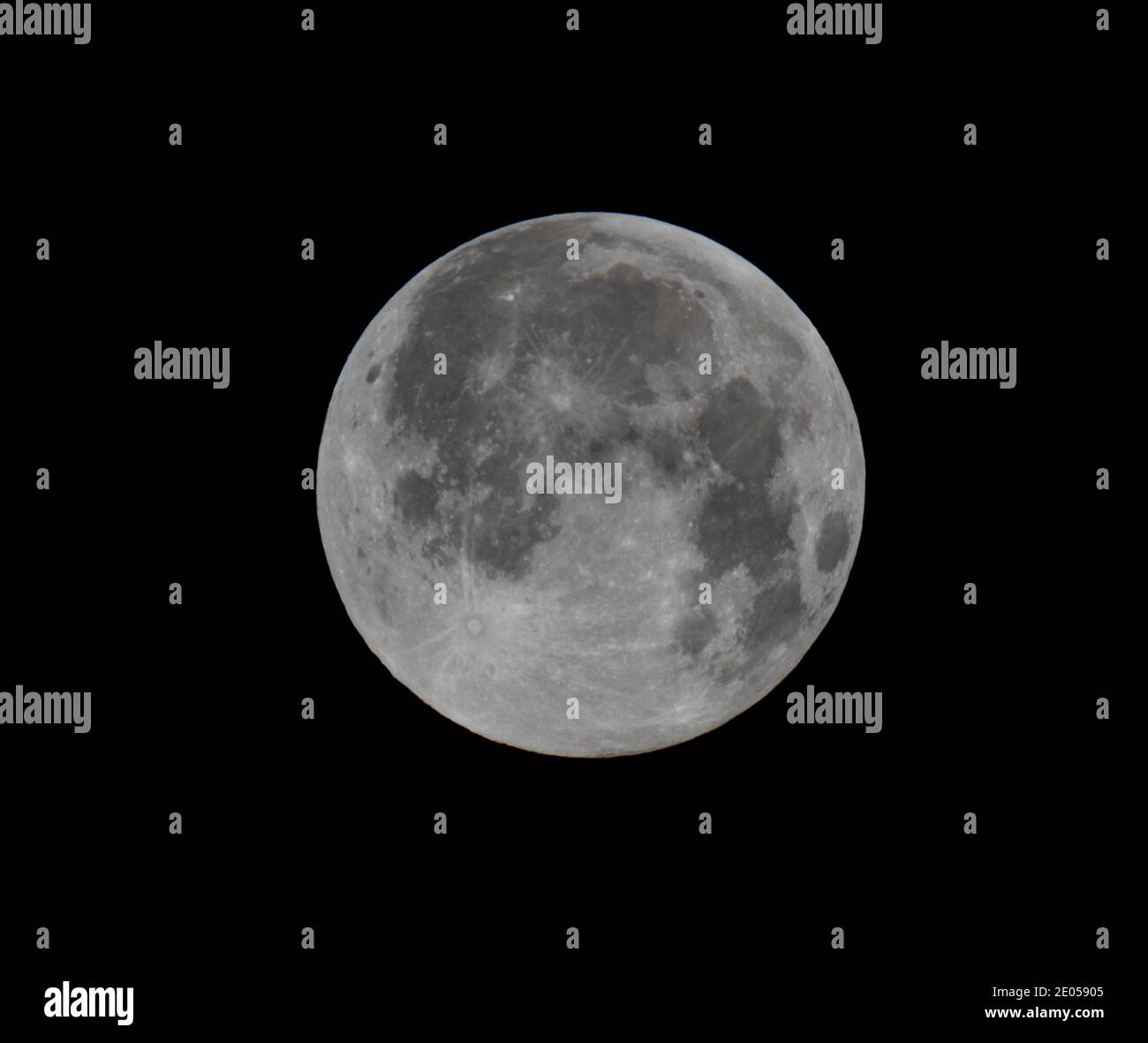 London Uk 30 December The Cold Moon Or Long Night Moon Visible And Bright In The Morning Sky As It Sets Credit Malcolm Park Alamy Live News Stock Photo Alamy London Uk 30 December The Cold Moon Or Long Night Moon Visible And Bright In The Morning Sky As It Sets Credit Malcolm Park Alamy Live News Stock Photo Alamy