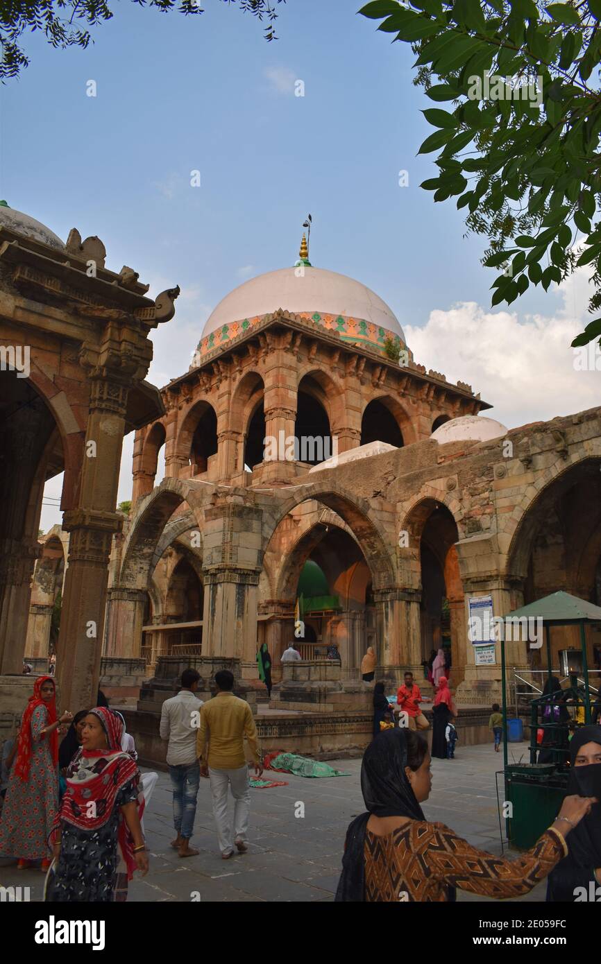 Qutub E Alam Dargah Hi Res Stock Photography And Images Alamy