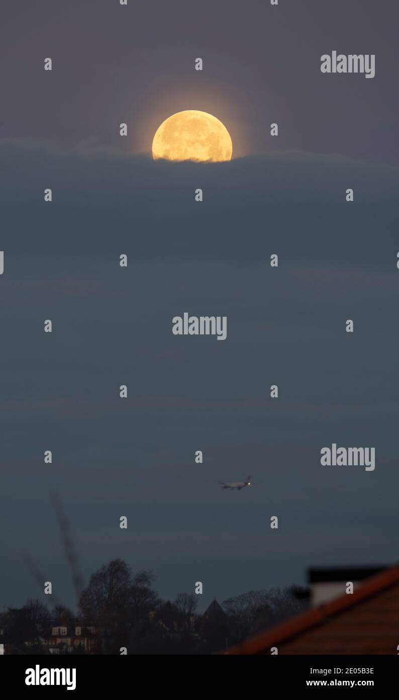 London Uk 30 December The Cold Moon Or Long Night Moon Visible And Bright In The Hazy Morning Sky As An Early Arrival To Heathrow Airport Flies Underneath Credit Malcolm Park Alamy London Uk 30 December The Cold Moon Or Long Night Moon Visible And Bright In The Hazy Morning Sky As An Early Arrival To Heathrow Airport Flies Underneath Credit Malcolm Park Alamy