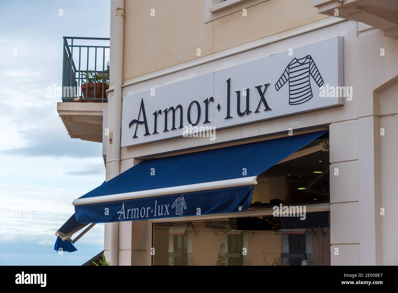 Armor shop hi-res stock photography and images - Alamy