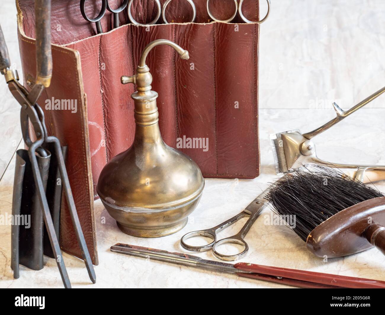 Antique barber tools hi-res stock photography and images - Alamy