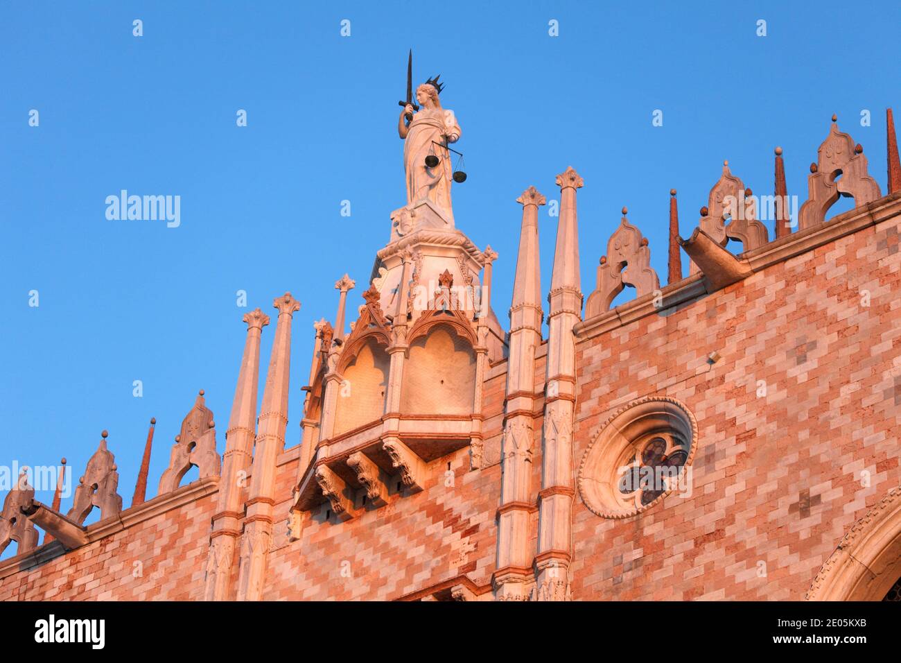 I/Venedig: Dogenpalast,  Symbolische Darstellung der Rechtssprechung: Justitia-Venetia mit Schwert und Waage an der Südfassade Stock Photo
