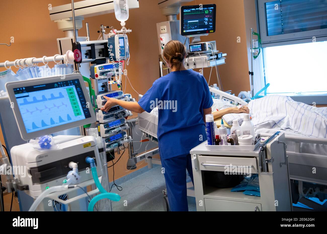 30 December 2020, Bavaria, Gauting: An intensive care nurse is caring for a non-infectious patient in the intensive care unit of the Asklepios Clinic. The patient is in an artificial coma and is being ventilated. Photo: Sven Hoppe/dpa Stock Photo