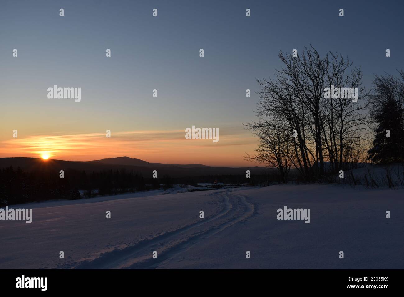 Un lever de soleil un matin d'hiver, Sainte-Apolline, Québec Stock Photo