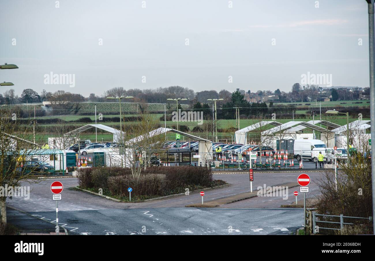 Covid Testing Centre, Kidlington, Oxfordshire. Dec 30th 2020. North Oxfordshire testing centre at Oxford Parkway, Kidlington, very busy as UK coronavirus infection rate climbs over 50,000 /day Bridget Catterall/Alamy Live News Stock Photo