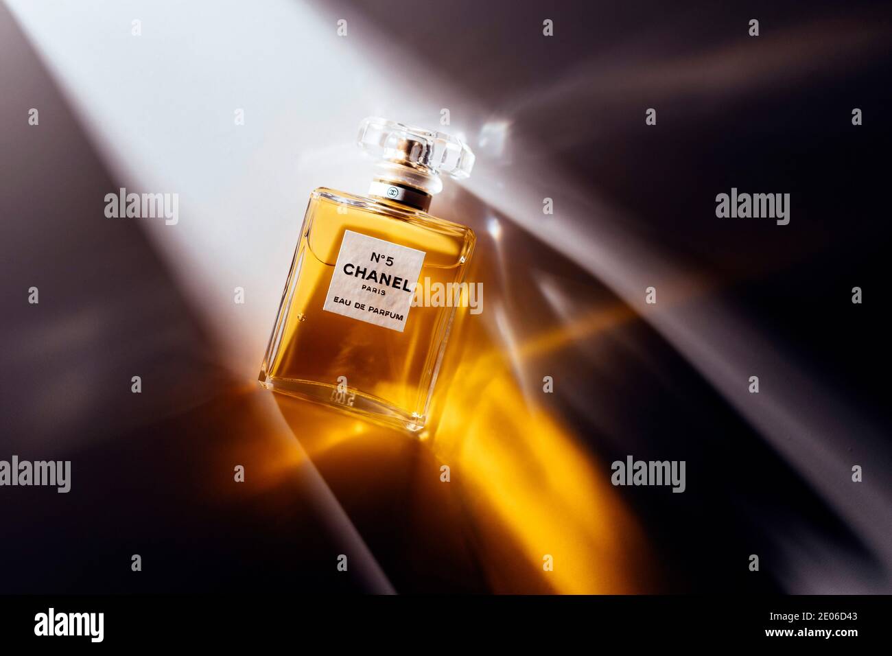 Chanel no 5 bottle hi-res stock photography and images - Alamy