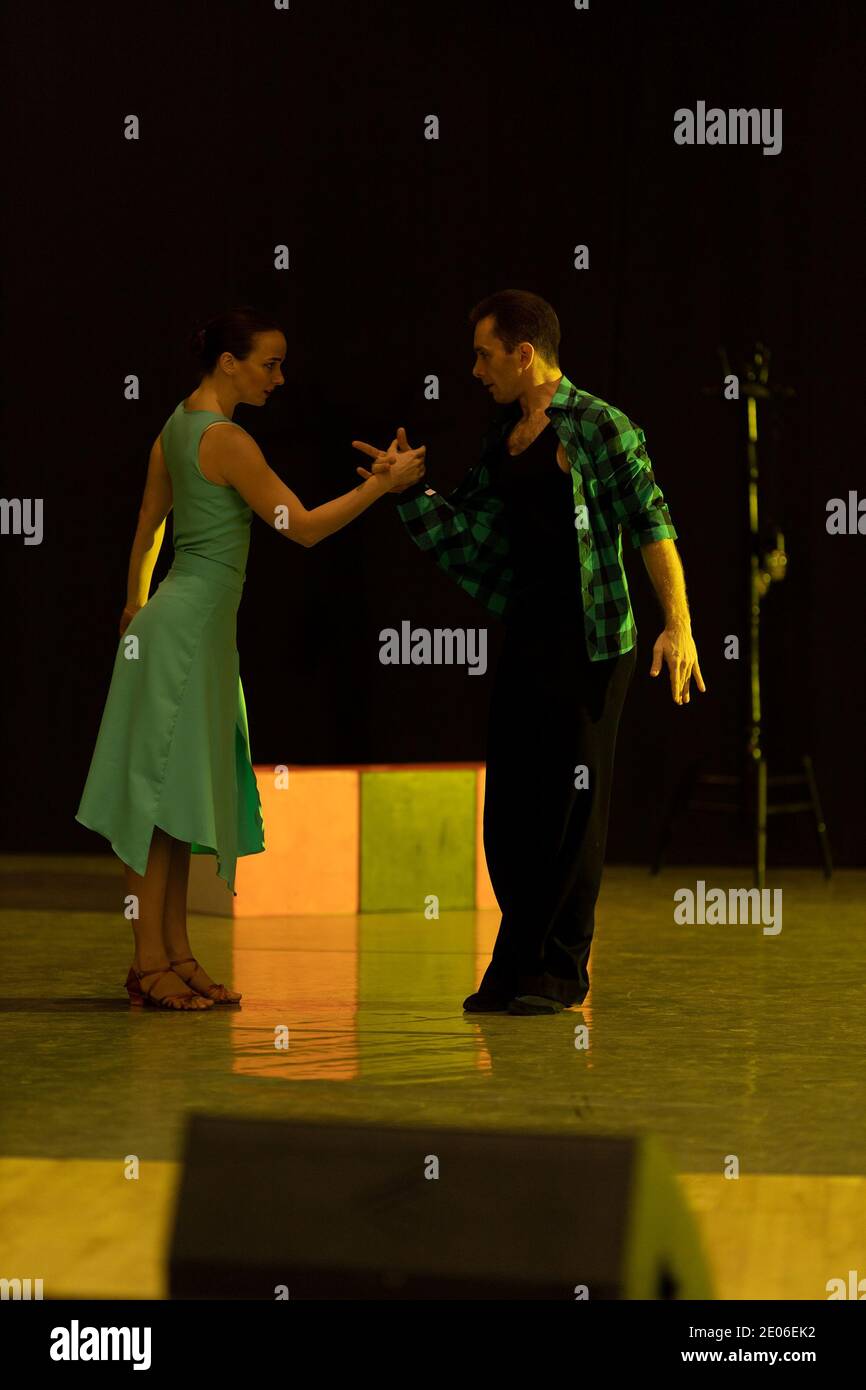 Stage actors silhouette hi-res stock photography and images - Alamy