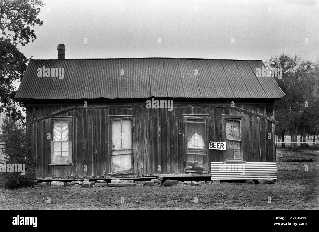 A disused Beer Shack,1990s  Santo Texas, 1999 USA HOMER SYKES Stock Photo