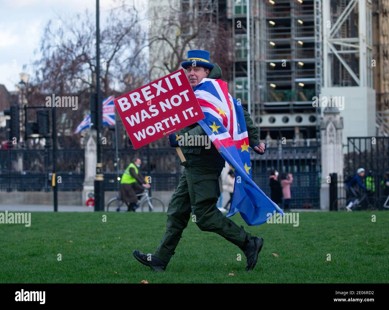 London, UK. 30th Dec, 2020. London, UK 30 12 20 Mr Stop Brexit, Steve Bray, does a final protest in Westminster against the UK leaving the EU. A bill bringing the deal into UK law was backed by the Commons by 521 to 73 votes after Parliament was recalled. The majority of Labour MPs are thought to have voted for the agreement after leader Sir Keir Starmer said a 'thin deal was better than no deal'. The UK will sever its ties with the EU at 23.00 GMT on Thursday, four and a half years after the Brexit referendum. Credit: Mark Thomas/Alamy Live News Stock Photo