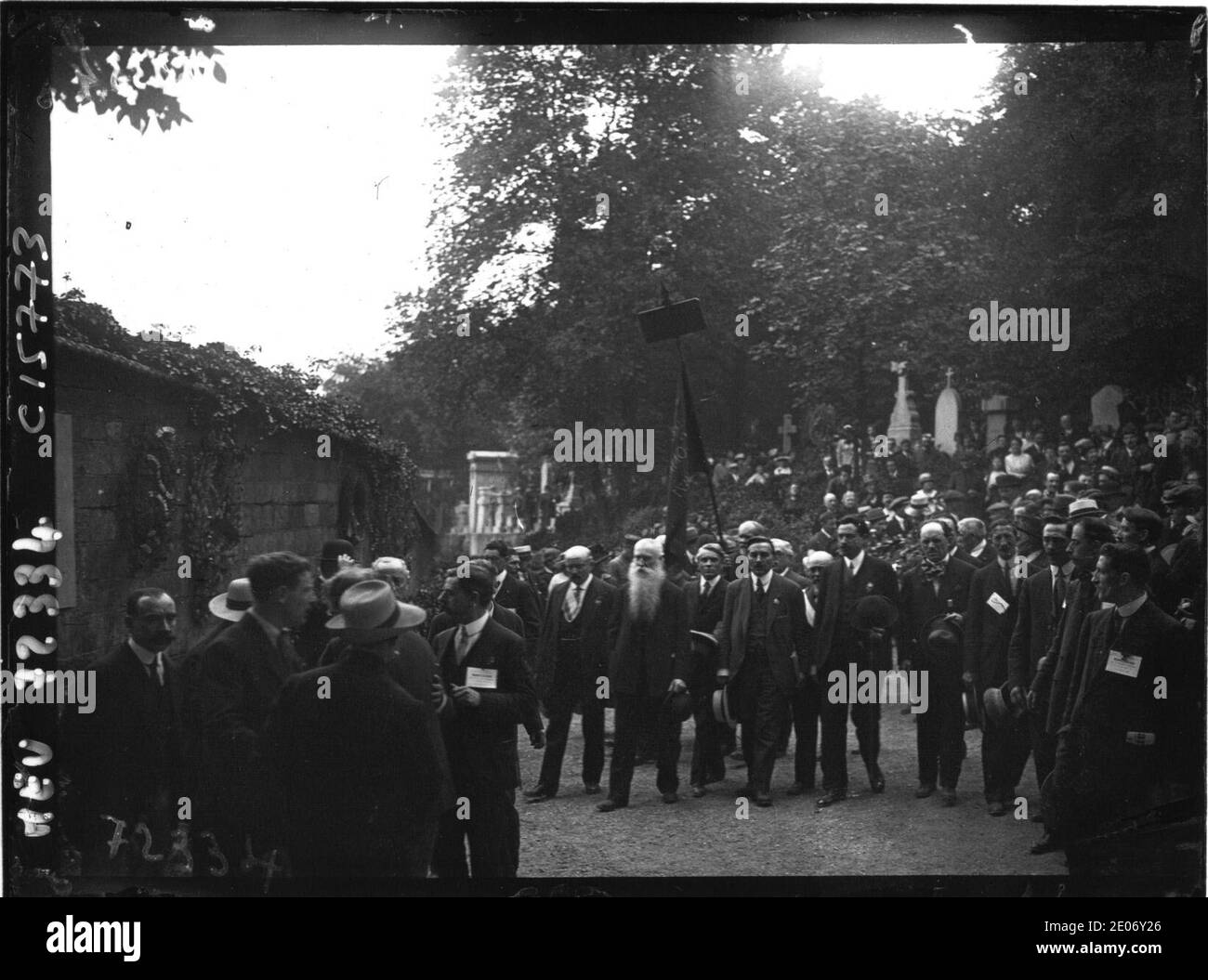 Le mur des Fédérés arrivée des manifestants au PèreLachaise