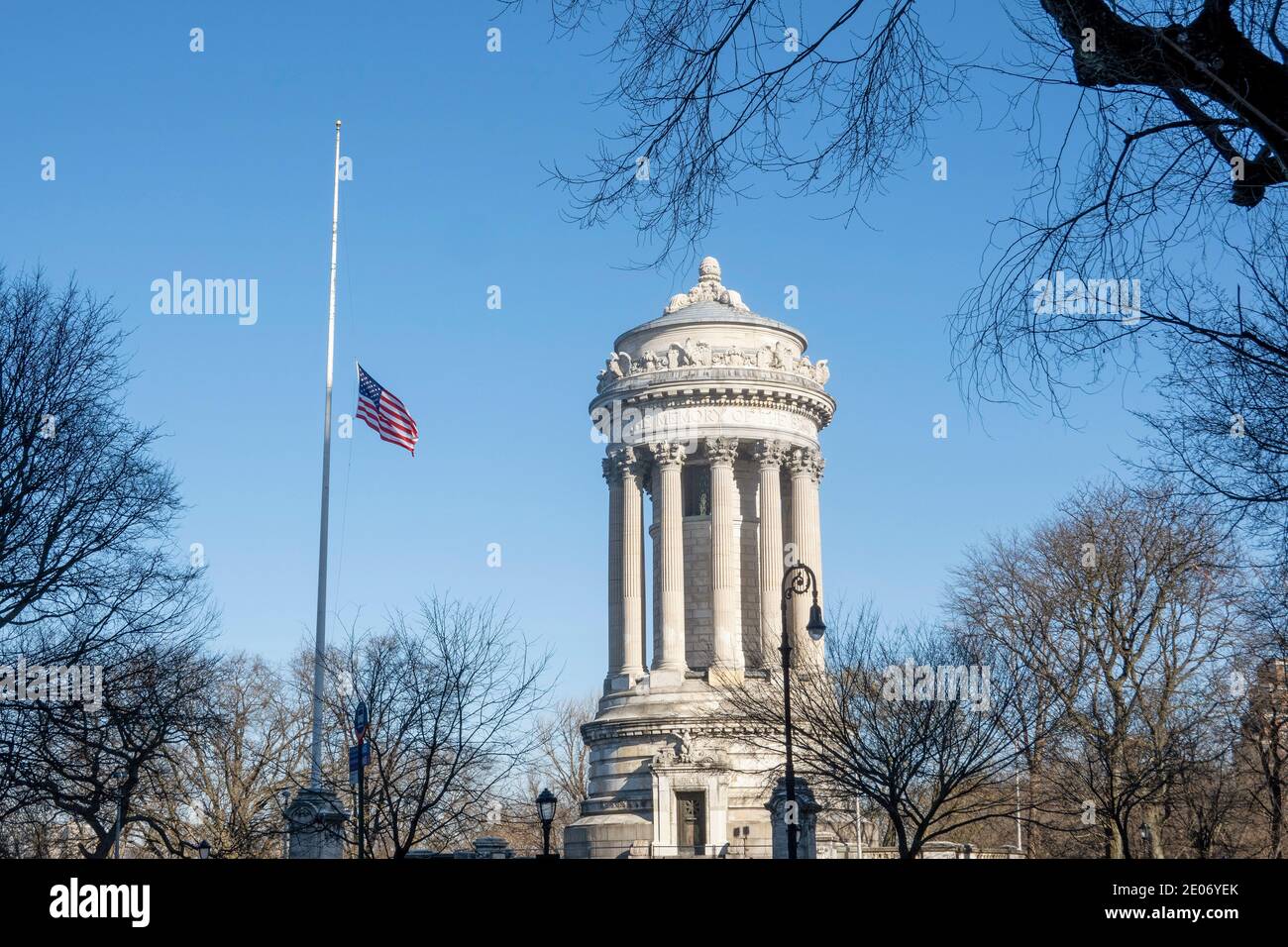 New York, USA, December 2020. The Soldiers and Sailors Memorial with flag at half mast on Riverside Drive, Manhattan. NYC Stock Photo