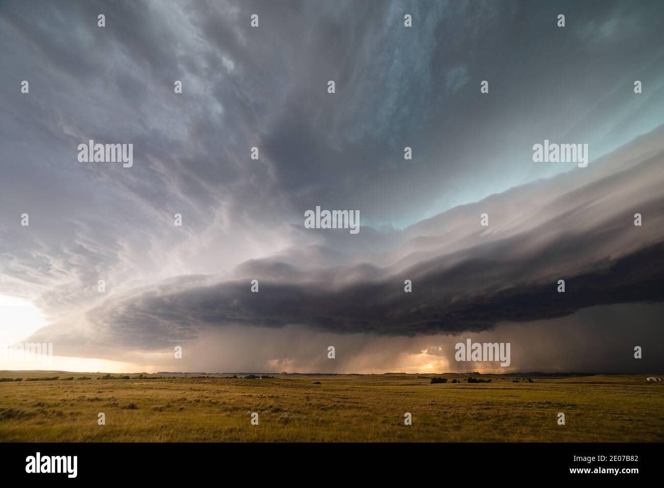 Dramatic shelf cloud (arcus) leads a derecho storm moving across eastern Montana Stock Photo