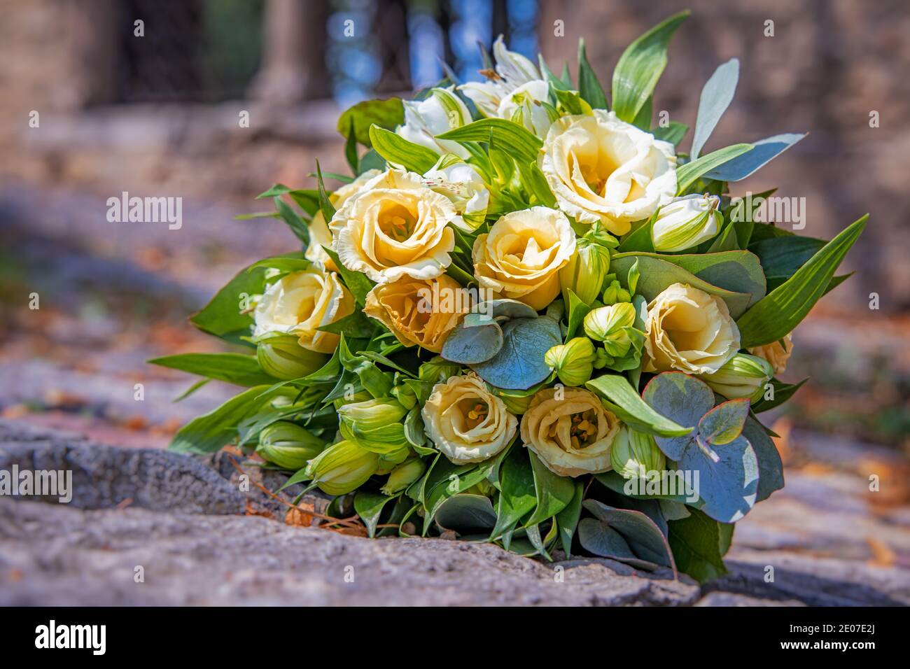 gelber Rosenstrauß Hochzeitsstrauß auf Felsuntergrund Stock Photo